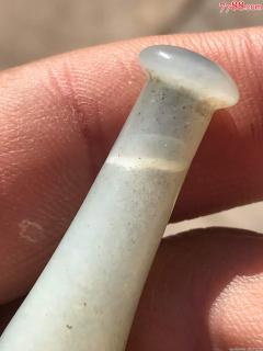 老和田玉烟嘴,脖上有道石棉线不是硬伤裂,底有细沁纹线,整体还不错,品
