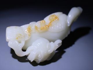 和田玉貔貅摆件 尺寸长12.3厘米.宽4.4厘米.高5.3厘米.重280克