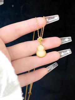 每个女孩都要拥有的一条葫芦和田玉项链
呀